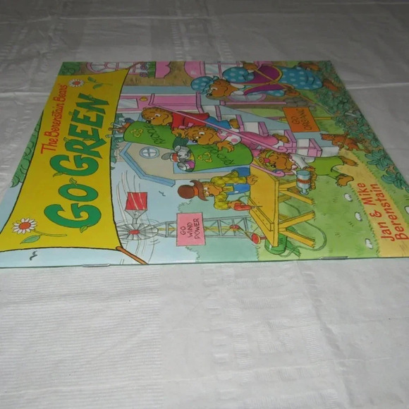 The Berenstain Bears GO GREEN Color Illustrated Paperback Learning to Read Book - Picture 3 of 4
